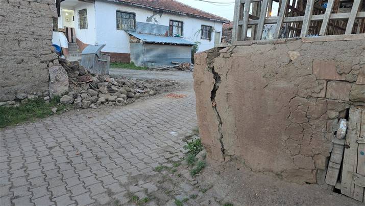 Tokat'ta korkutucu depremin izleri gün ağarınca ortaya çıktı 11